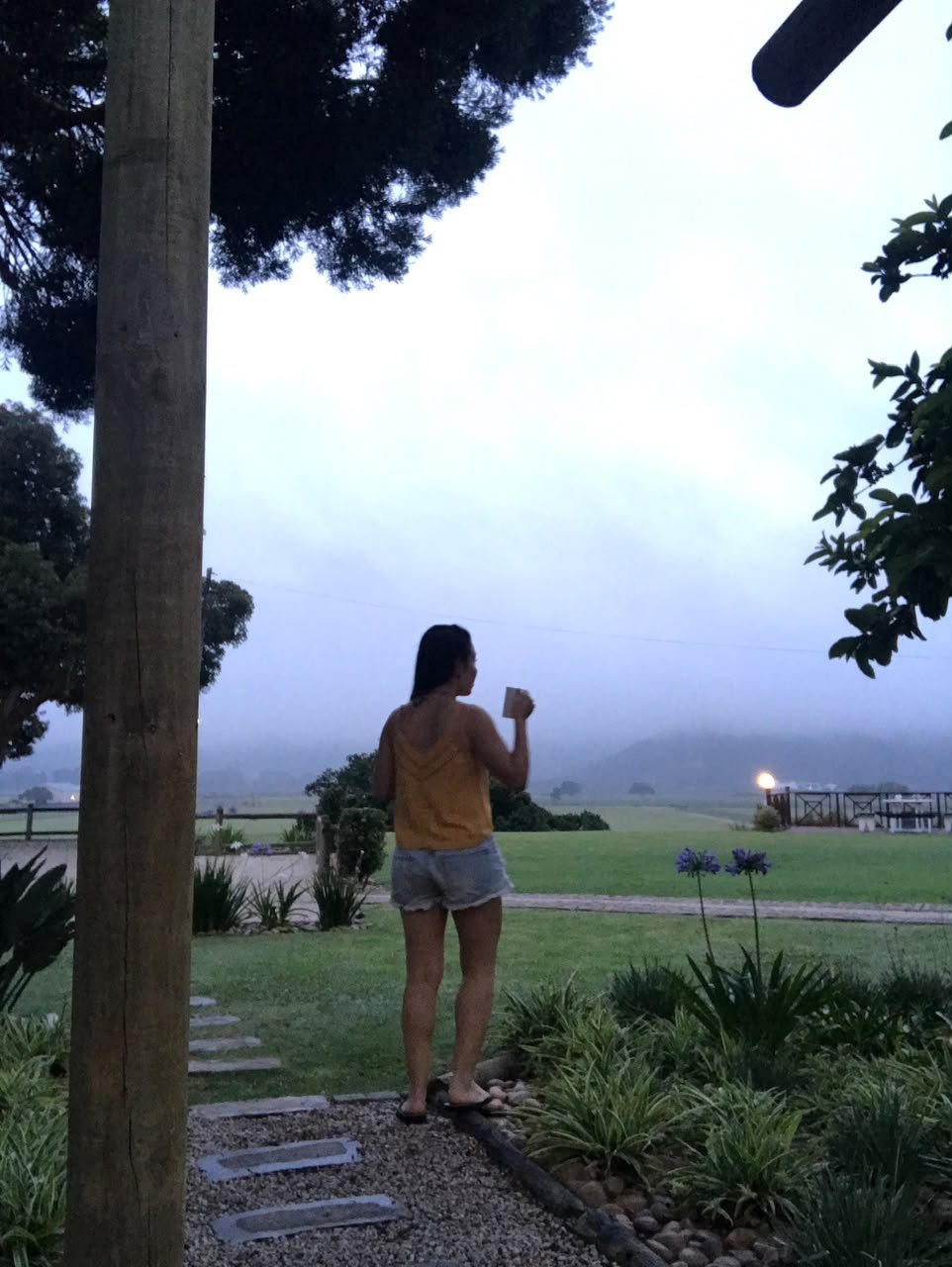 Rachel tomando café de manhã na varanda