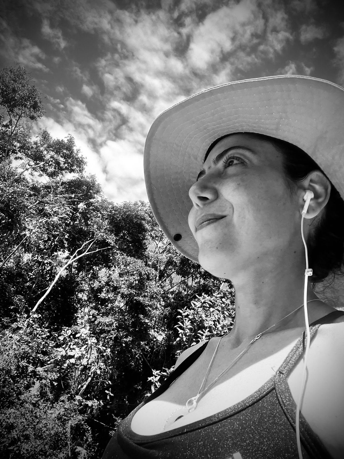 Rachel hoje, de chapéu, à vontade