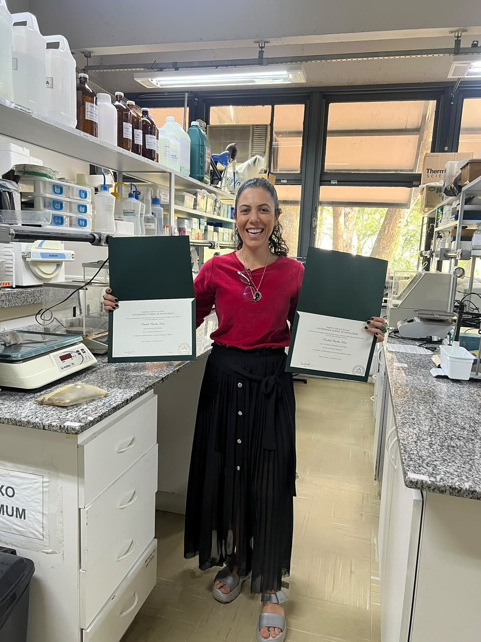 Rachel mostrando os diplomas de mestrado e doutorado
